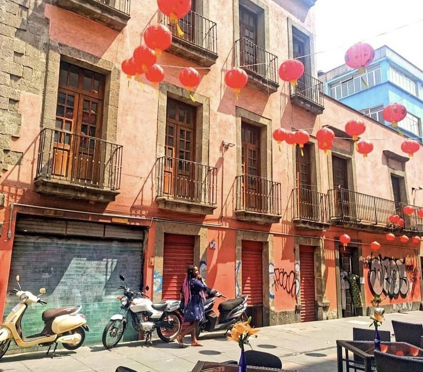 stef barti strolling the streets of Mexico city China town, solo female traveling 