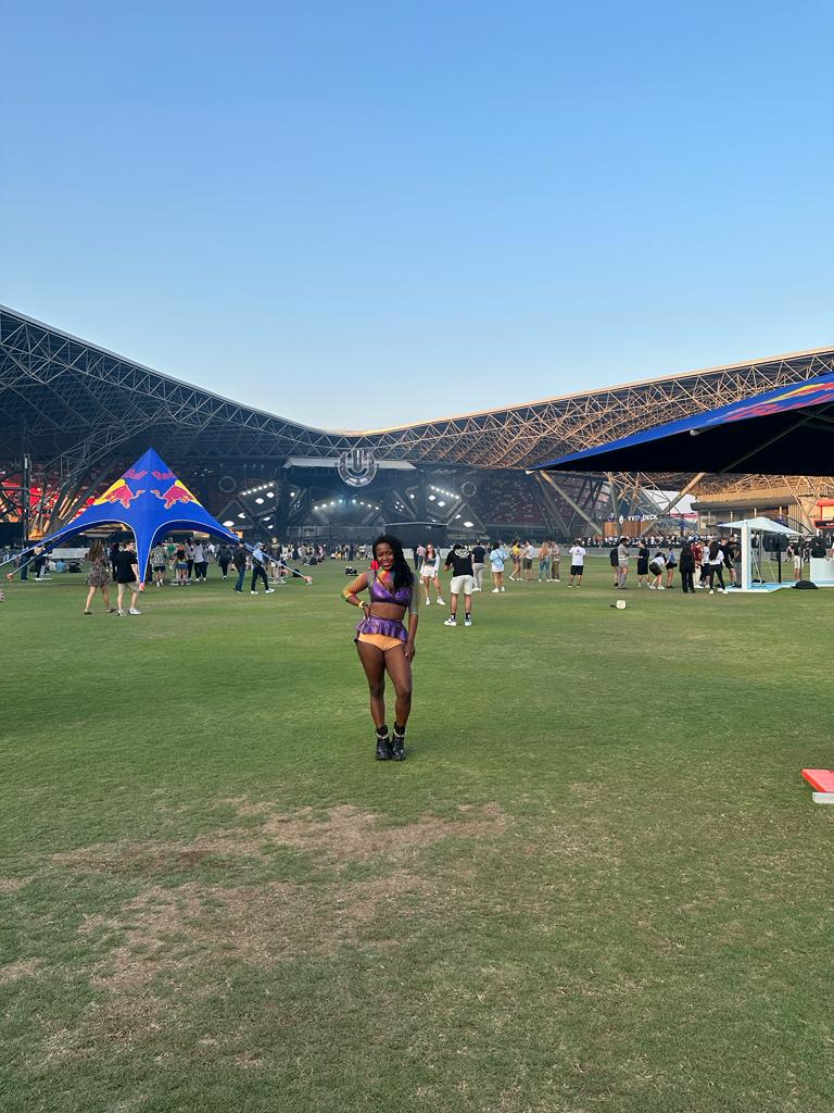 ultra_abu_dhabi_AD_dancing_area_club_goer