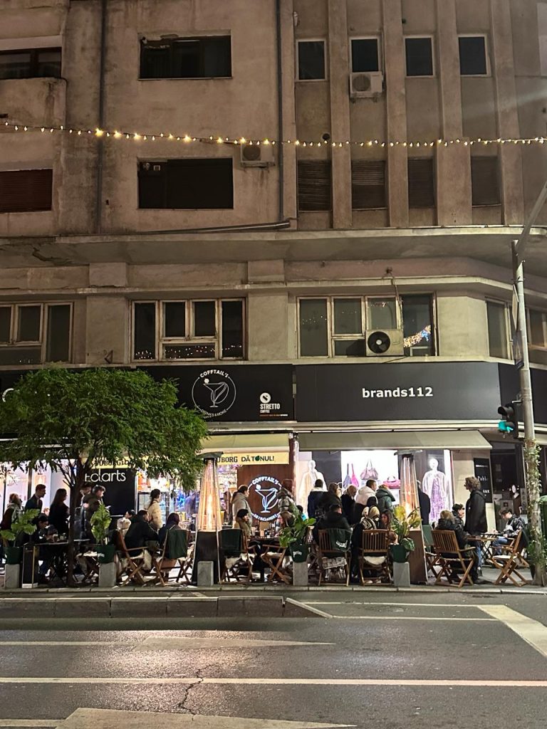 picture of people enjoying the night life in Bucharest
