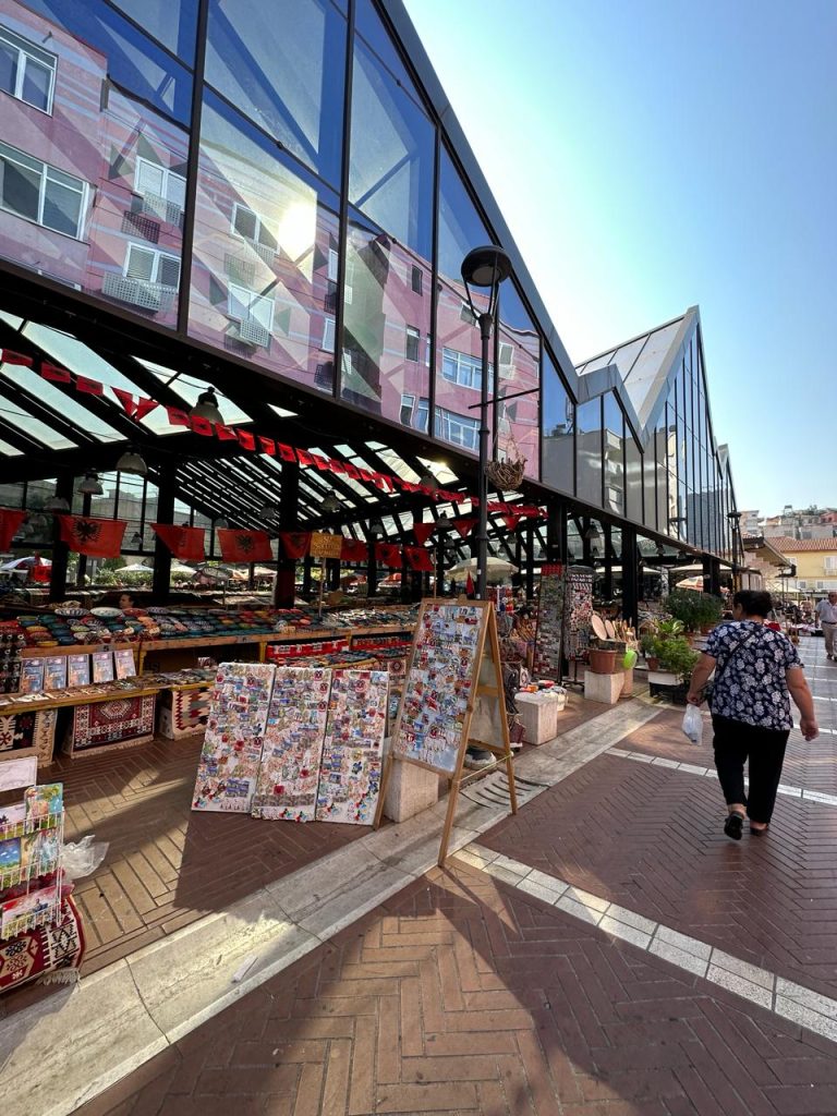 Tirana_pazari_i_ri_market_in_the_morning