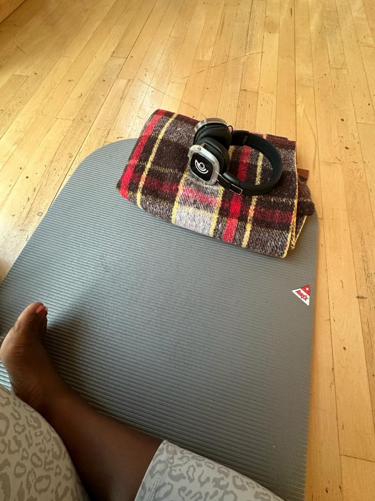 Picture of headset, yoga mat and blanket at my first 9D breath work session