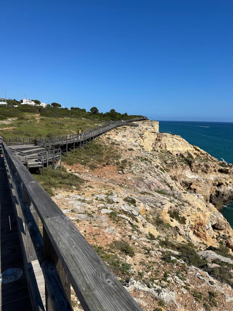 the long walking way leading to the cave in Cavoeiro