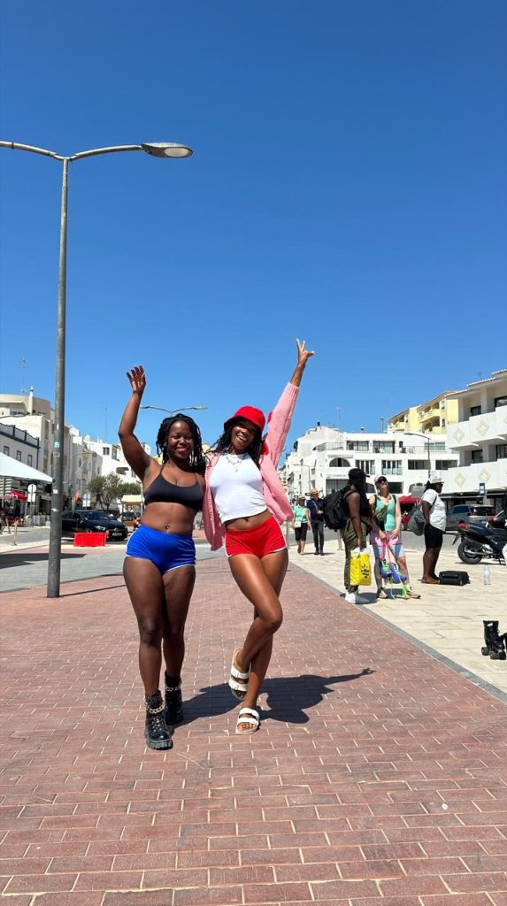 girlies @stefbarti and @Kamrylorin having fun in cavoeiro