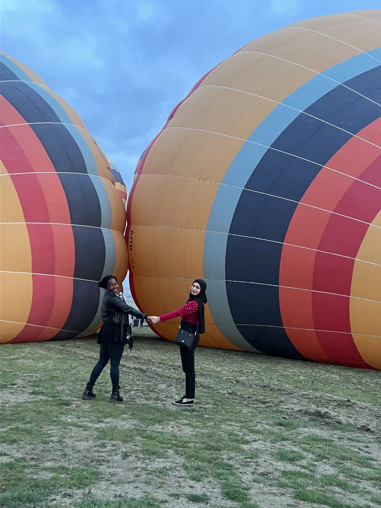 Stef Barti and another solo female traveller enjoying a hot air balloon in Cappadocia